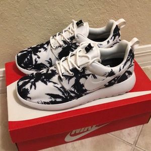 ‼️PRICE DROP!!! NWT NIKE WOMEN ROSHERUN